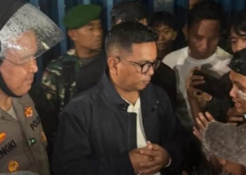 Gubernur Andra Soni dan Kapolda Banten Temui Massa Aksi di Tengah Hujan Deras