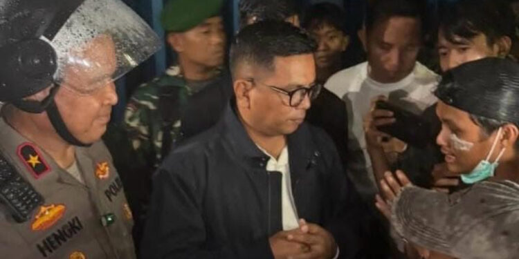 Gubernur Andra Soni dan Kapolda Banten Temui Massa Aksi di Tengah Hujan Deras