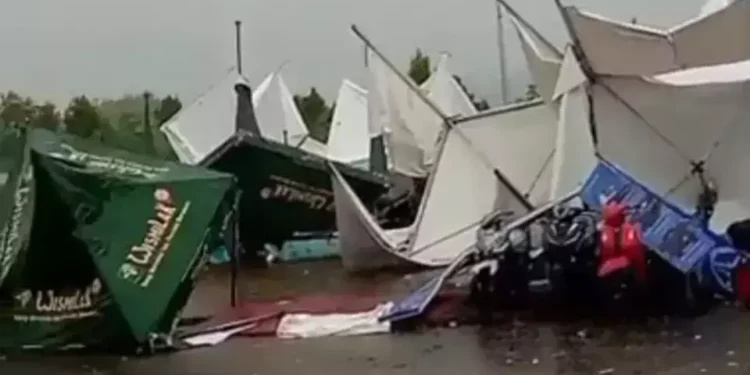 Banyak Stand Roboh, Hujan-Angin Hantam Festival Karian di Banten
