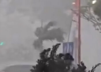 Hujan dan Angin Kencang Terjang Tangsel, Pengendara Terpaksa Menepi