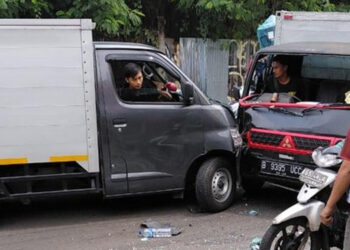 Dua Mobil Boks ‘Adu Banteng’ di Ciputat, Satu Sopir Alami Luka