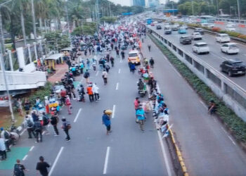 Demo di Depan DPR Ramai, Polisi Berlakukan Rekayasa Lalin ke Slipi