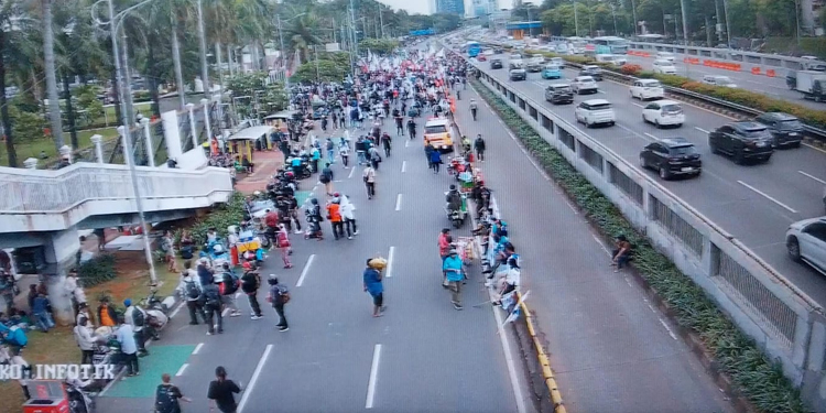 Demo di Depan DPR Ramai, Polisi Berlakukan Rekayasa Lalin ke Slipi
