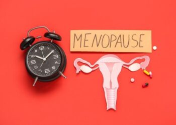 Benarkah Sering Berhubungan Intim Bisa Memperlambat Menopause?