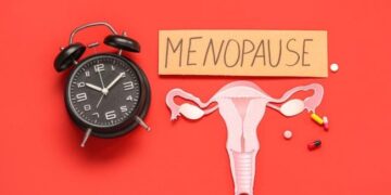 Benarkah Sering Berhubungan Intim Bisa Memperlambat Menopause?