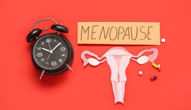Benarkah Sering Berhubungan Intim Bisa Memperlambat Menopause?