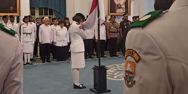 Mensesneg Kukuhkan 76 Anggota Paskibraka Nasional 2025