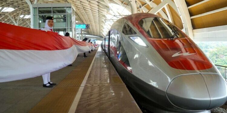 Wow! Bendera 208 Meter Berkibar Sepanjang Rangkaian Whoosh