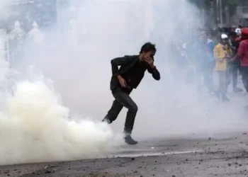 Kenali Bahaya dan Langkah Pertolongan Pertama Terpapar Gas Air Mata