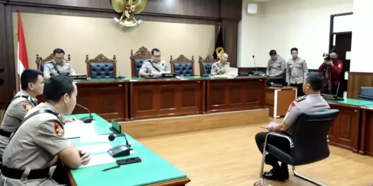 Dipecat Secara Tidak Hormat Akibat Lindas Ojol, Tangis Kompol Cosmas Pecah