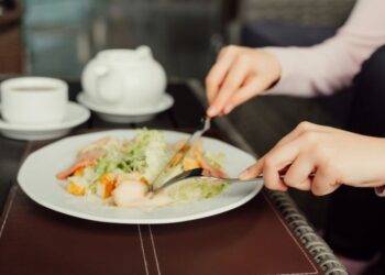 Sebelum Makan Siang, Lakukan Tiga Hal Ini untuk Turunkan Berat Badan