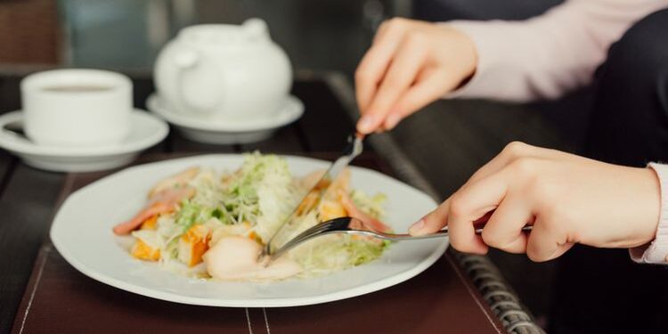 Sebelum Makan Siang, Lakukan Tiga Hal Ini untuk Turunkan Berat Badan