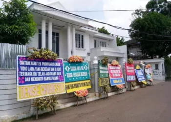Simpati Datang Pascapenjarahan, Rumah Uya Kuya Penuh Karangan Bunga