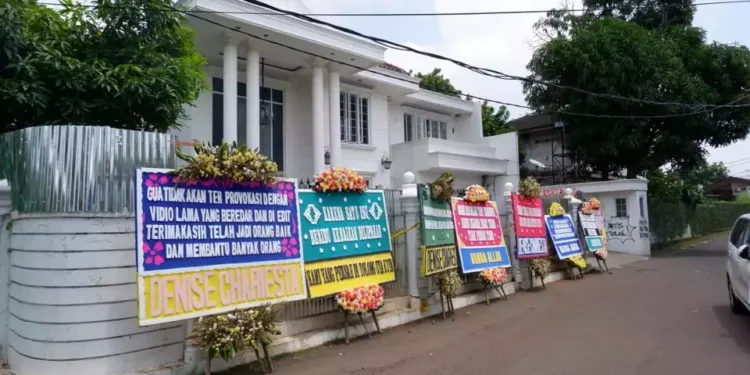 Simpati Datang Pascapenjarahan, Rumah Uya Kuya Penuh Karangan Bunga