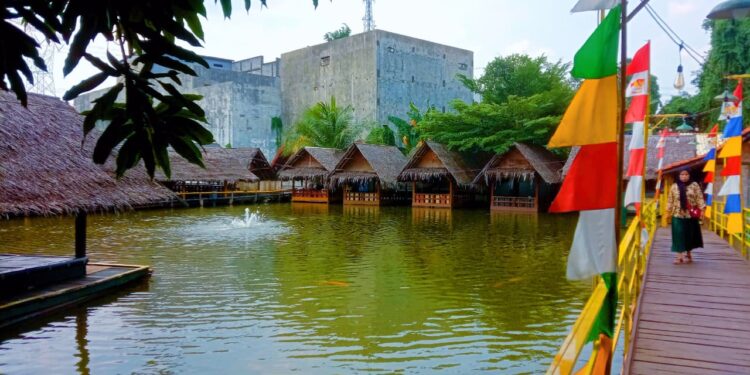 Nikmati Sensasi Desa di Tengah Kota, RM Saung Babeh Jadi Favorit Kulineran di Tangsel