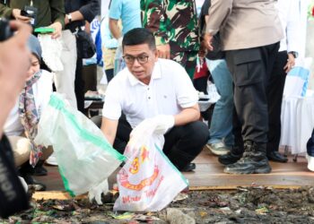 Gubernur Banten Andra Soni Turut Gotong Royong Bersihkan Sampah pada World Clean Up Day 2025