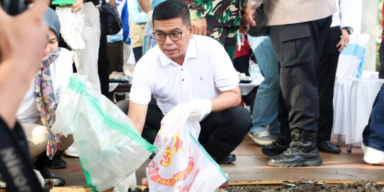 Gubernur Banten Andra Soni Turut Gotong Royong Bersihkan Sampah pada World Clean Up Day 2025