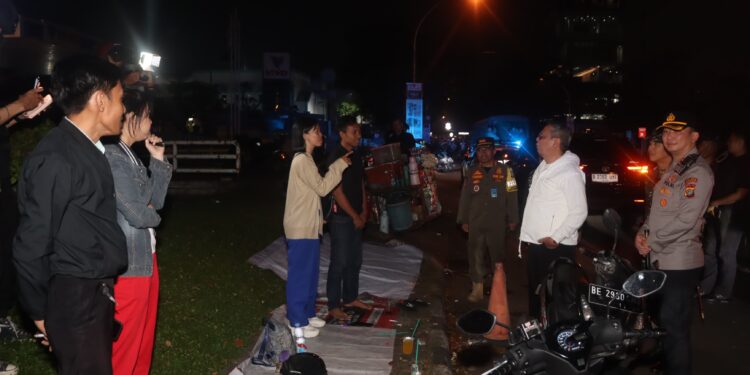 Jaga Tangsel, Benyamin Davnie Pantau Siskamling di Malam Hari