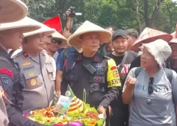 Demo Hari Tani di Jakarta, Polisi Bagikan Nasi Tumpeng kepada Massa Petani