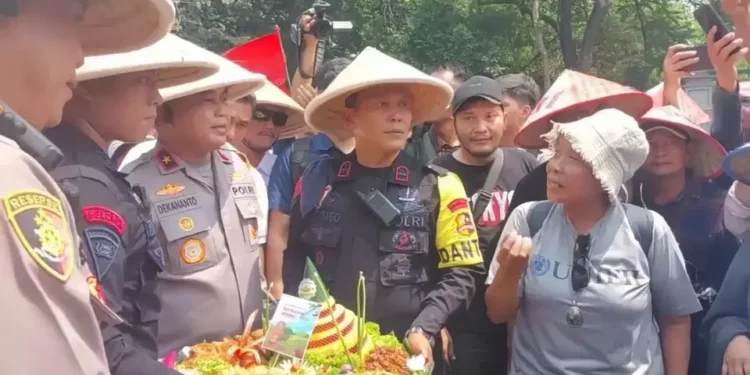 Demo Hari Tani di Jakarta, Polisi Bagikan Nasi Tumpeng kepada Massa Petani