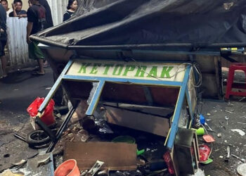 Kesal Ditagih Kurang Rp3.000, Pemuda Aniaya-Rusak Gerobak Pedagang Ketoprak di Depok