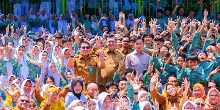 Sekda Bambang Dampingi Wapres Gibran Tinjau MBG di Dua SMPN Tangsel