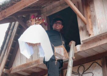 Hadiri Seren Taun Cisungsang, Gubernur Banten Andra Soni Ikuti Prosesi Ngimahkeun Pare