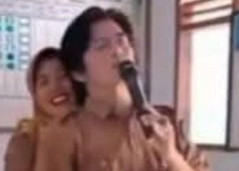 Guru di Pandeglang Viral, Gunakan Smart TV Bantuan Presiden untuk Karaoke