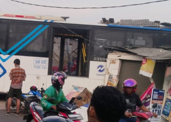 Bus Transjakarta Seruduk Tiga Kendaraan dan Ruko di Jaktim, Enam Orang Terluka