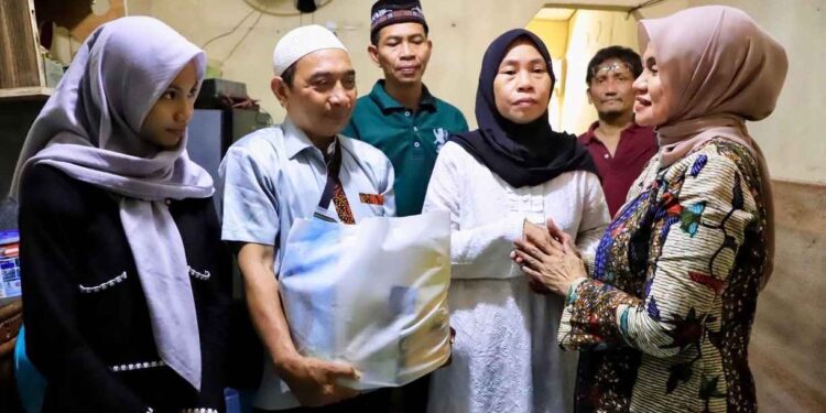 Kemensos Beri Bansos Ratusan Tetangga Driver Ojol Affan Kurniawan