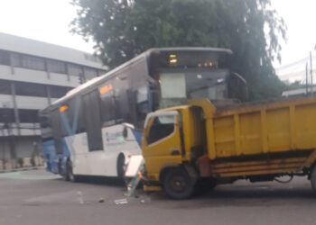 Truk Vs Bus Transjakarta Tabrakan di Jakpus, Satu Orang Terluka