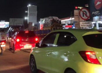 Kemacetan Berulang di Cisauk: Rambu Terpasang, Pengendara Tetap Nekat