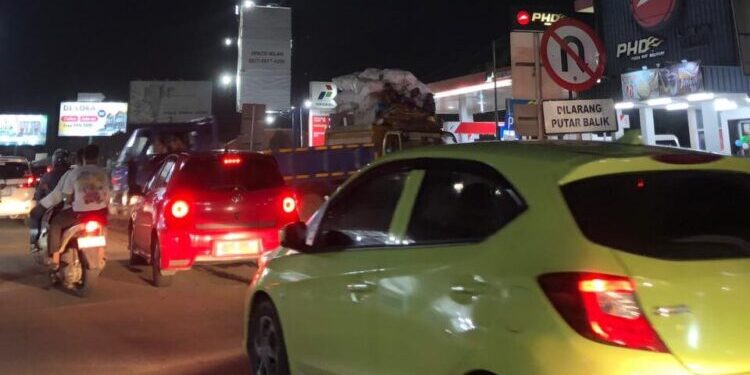 Kemacetan Berulang di Cisauk: Rambu Terpasang, Pengendara Tetap Nekat