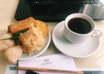 Cuaca Lagi Panas Banget? Hindari 4 Makanan Ini Biar Nggak Makin Lemas!