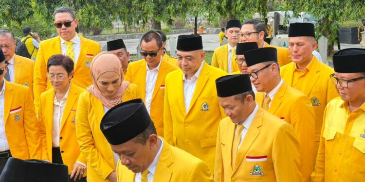 Zaki Iskandar Dampingi Ketum Bahlil Ziarah Golkar di TMP Kalibata