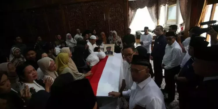 Disambut Isak Tangis, Jenazah Mahasiswa IPB yang Gugur di Papua Tiba di Tangsel