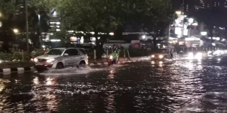 Jalanan Jaksel ‘Lumpuh’, Hujan Deras Sebabkan 27 RT Terendam Banjir hingga 110 Sentimeter