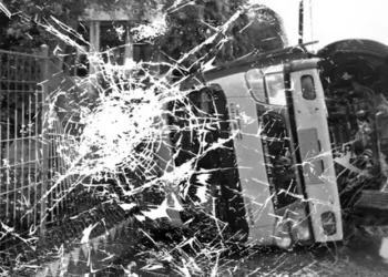 Truk Terguling di Ruas Tol Tangerang-Merak Timpa Mobil dan Motor