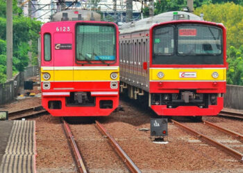 Commuterline Jalur Green Line: Antara Sesak dan Produktif