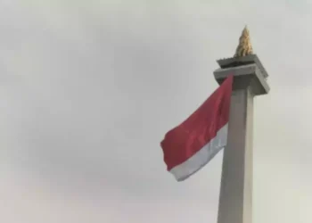 Gladi Resik HUT TNI di Monas, Bendera Merah Putih Robek Diterpa Angin
