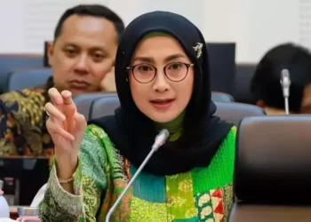Turun ke Lapangan, Desy Ratnasari Bagikan Bantuan Pangan ke Warga Sukabumi