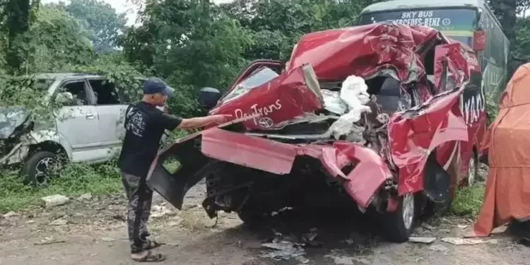 Travel Tabrak Truk di Tol Cipularang, 1 Tewas dan 9 Luka: Diduga Sopir Mengantuk