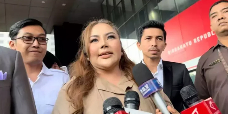 Jadi Tersangka, Kuasa Hukum: Lisa Mariana Tak Pernah Minta Damai ke Ridwan Kamil