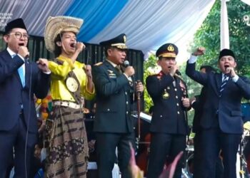 Menbud Fadli Zon Antusias Nyanyikan Lagu Kebangsaan di Peringatan Kesaktian Pancasila