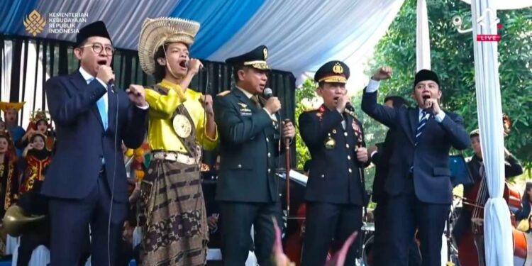 Menbud Fadli Zon Antusias Nyanyikan Lagu Kebangsaan di Peringatan Kesaktian Pancasila