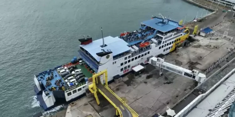 Viral! Dua Pencari Koin di Pelabuhan Merak Dihukum Merangkak oleh Petugas Keamanan