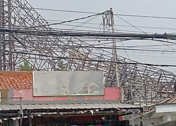 Diterjang Hujan Disertai Angin, Papan Reklame di Ciputat Roboh