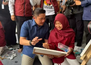 Seskab dan Mensos Kunjungi Sekolah Rakyat 33 Tangsel, Siswa Sambut dengan Lagu Cinta