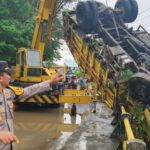 Diduga Sopir Ngantuk, Truk Pasir Terjun dari Jembatan Sempora Cisauk