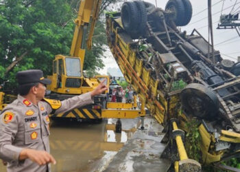 Diduga Sopir Ngantuk, Truk Pasir Terjun dari Jembatan Sempora Cisauk